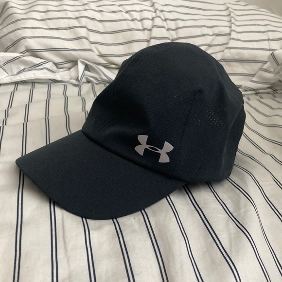 Under Armour Accessories - Under Armor- Mesh running hat(black/silver)